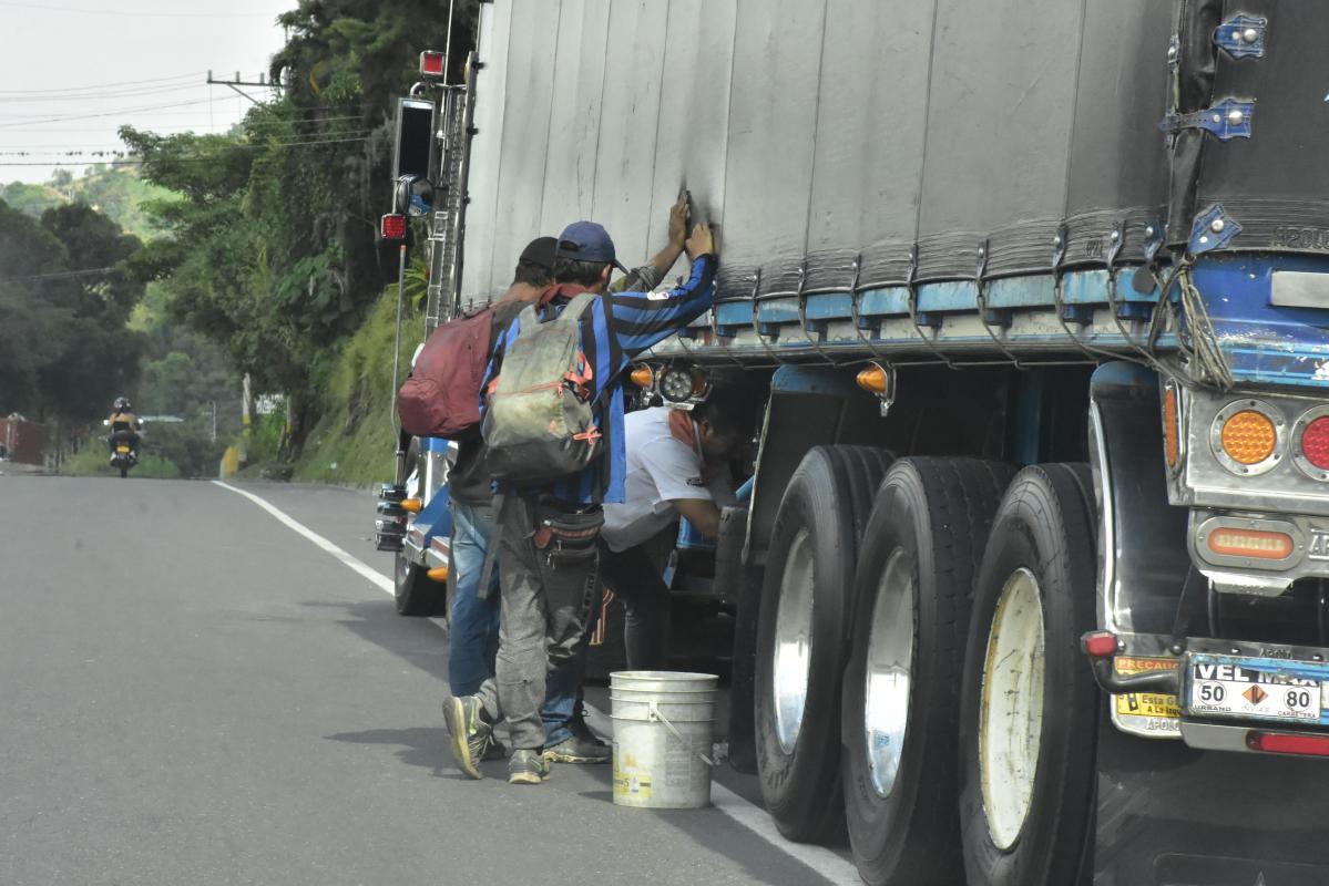 La Variante en Ibagué: un sector olvidado cargado de dolor, muerte, trabajo  informal e invasión de la vía | El Nuevo Día