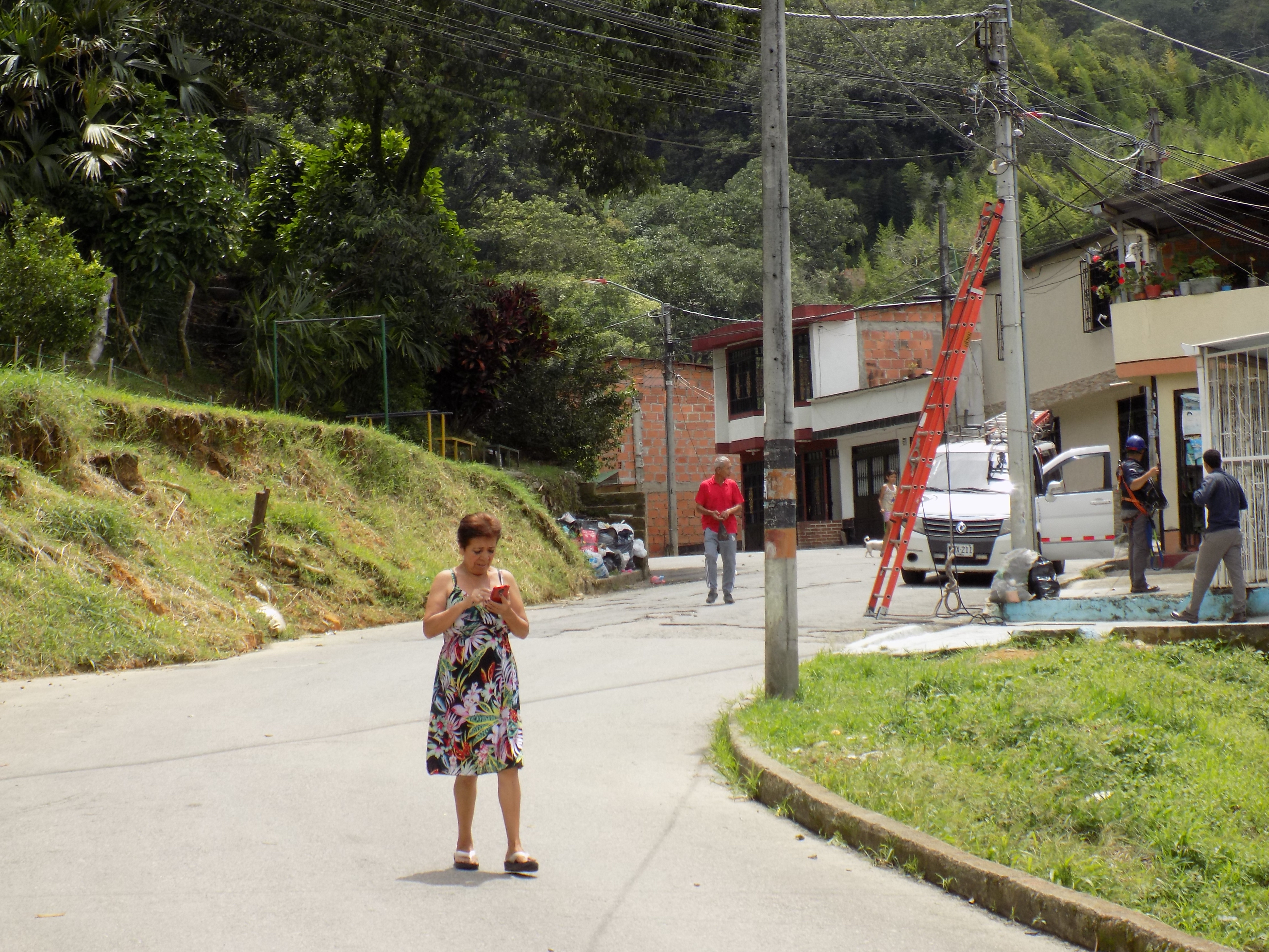 La vía principal por donde ingresa la ruta de transporte público, requiere mantenimiento.  