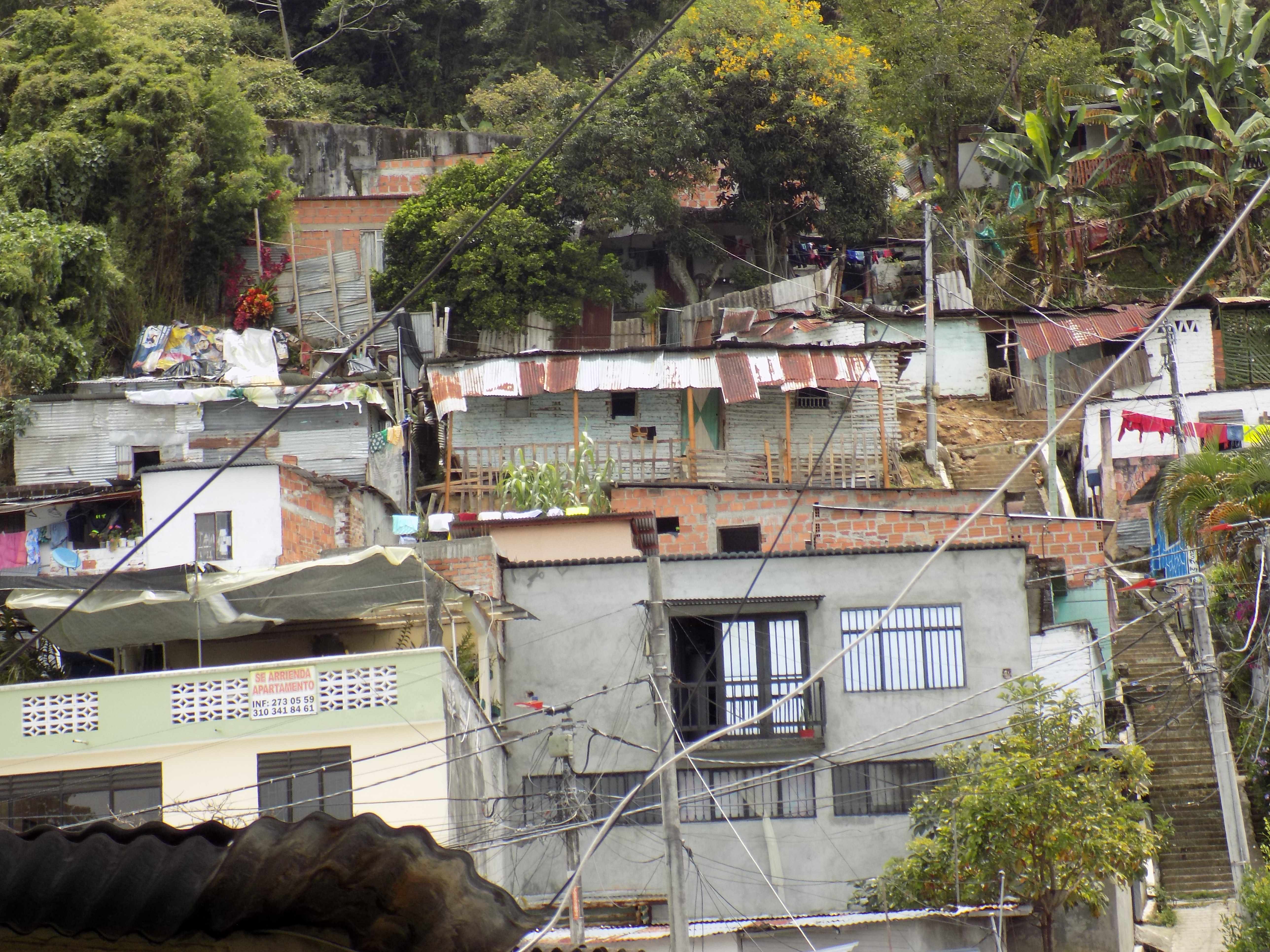 Un buen número de casas del barrio fueron construidas sobre una zona de ladera.   