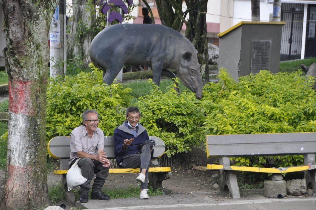  El parque principal del Libertador sirve como punto de encuentro entre vecinos y aloja esculturas de dos dantas.