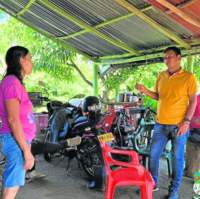 Tomada del Facebook Alcaldía de Armero-Guayabal / EL NUEVO DÍA El mandatario de Armero-Guayabal, Ricardo Ramírez Alfaro, acompaña las comisiones encargadas de informar a los habitantes de áreas en riesgo sobre la situación actual. 