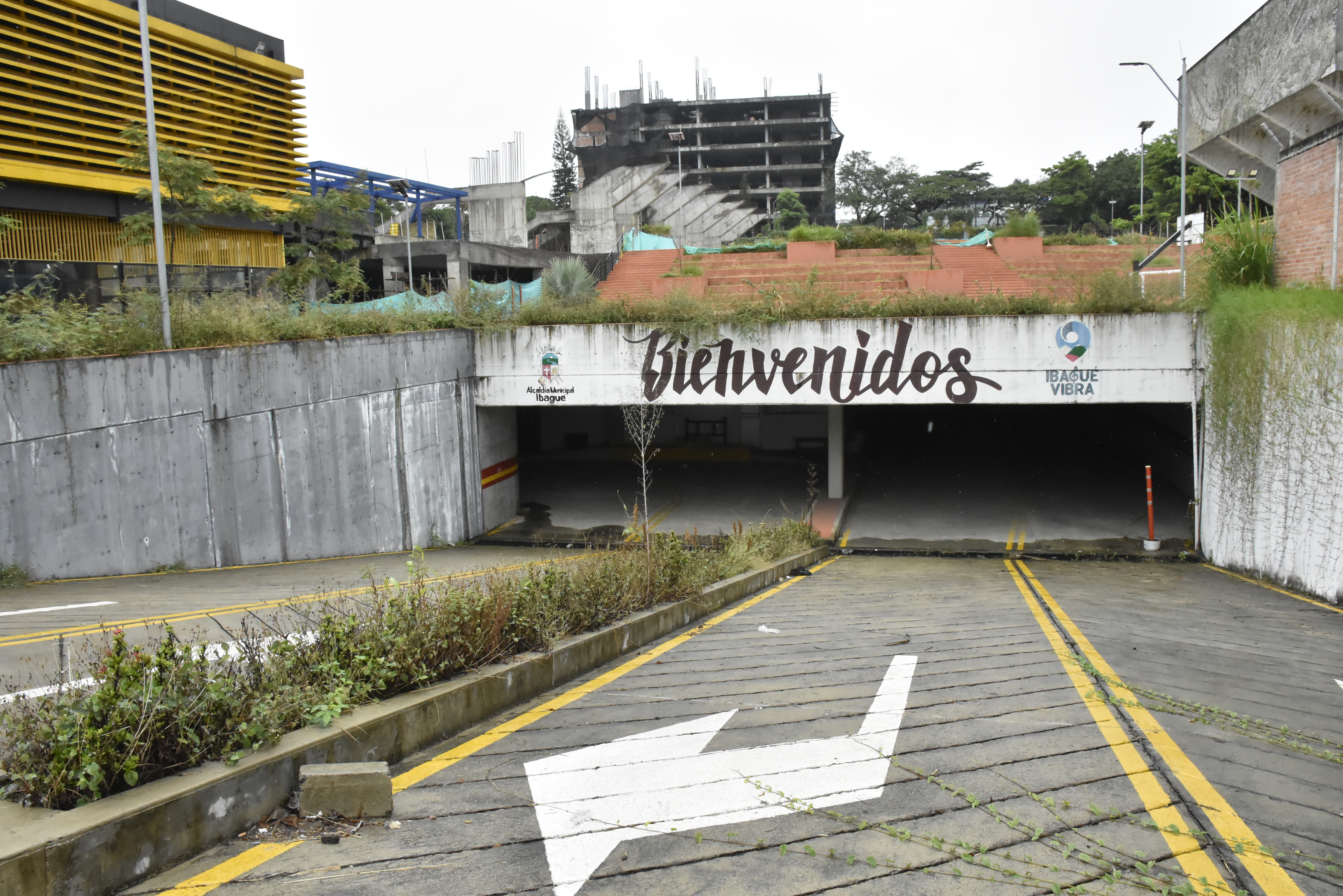 La rampa de ingreso al parqueadero, que no funciona, también se está llenado de maleza. 