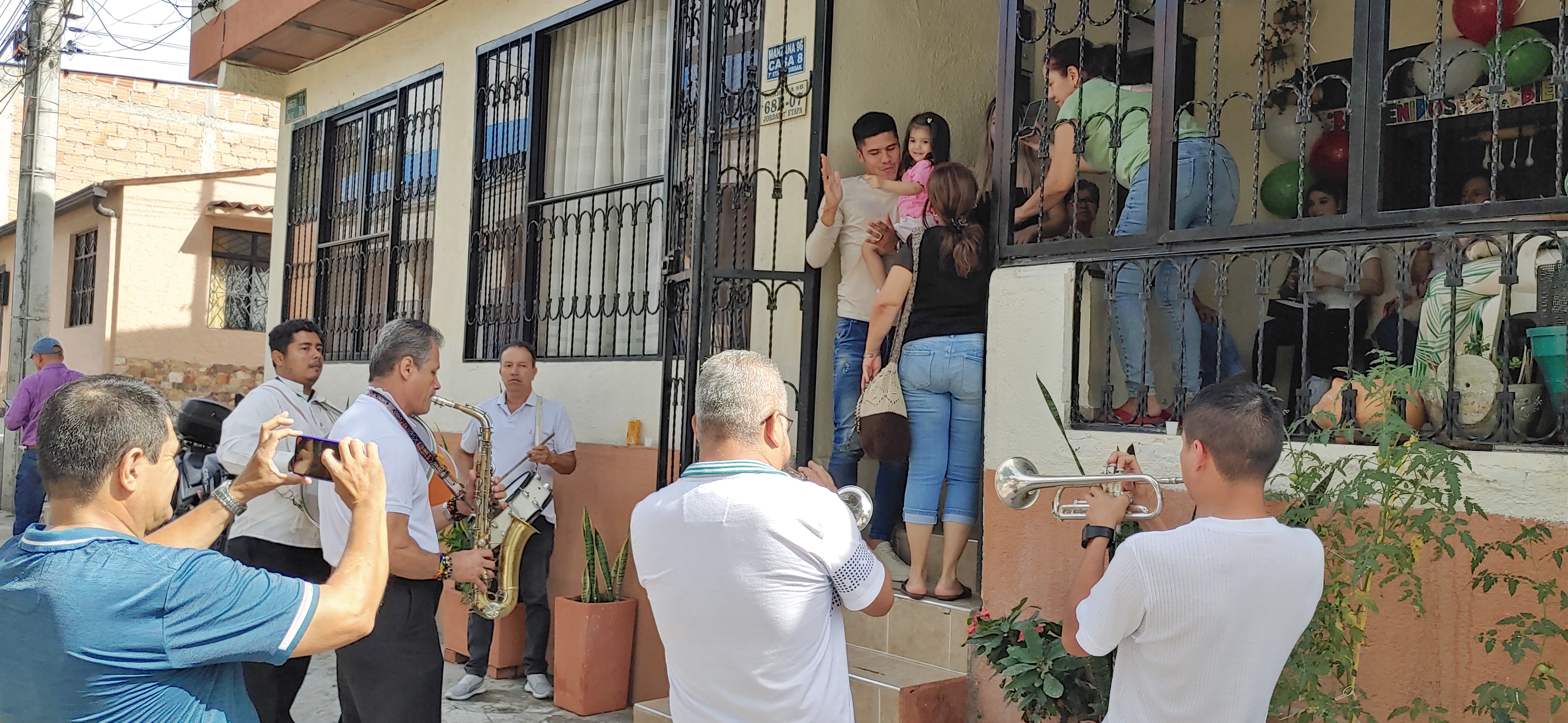 En el barrio Jordán, la familia de Sebastián lo recibió con música de su tierra.