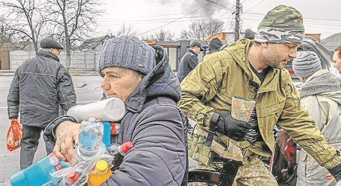 EFE / EL NUEVO DÍA. Ciudadanos se aprovisionan de alimentos y agua en la capital ucraniana, tras el cese al fuego provisional por razones humanitarias.