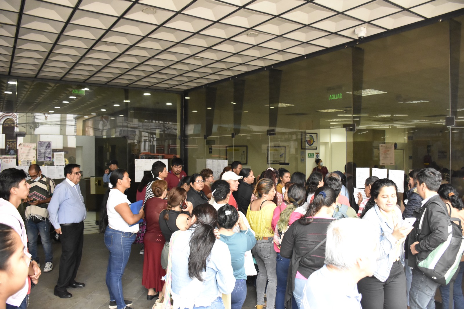 Así estaban las oficinas del Sisbén por el alto número de  personas. 