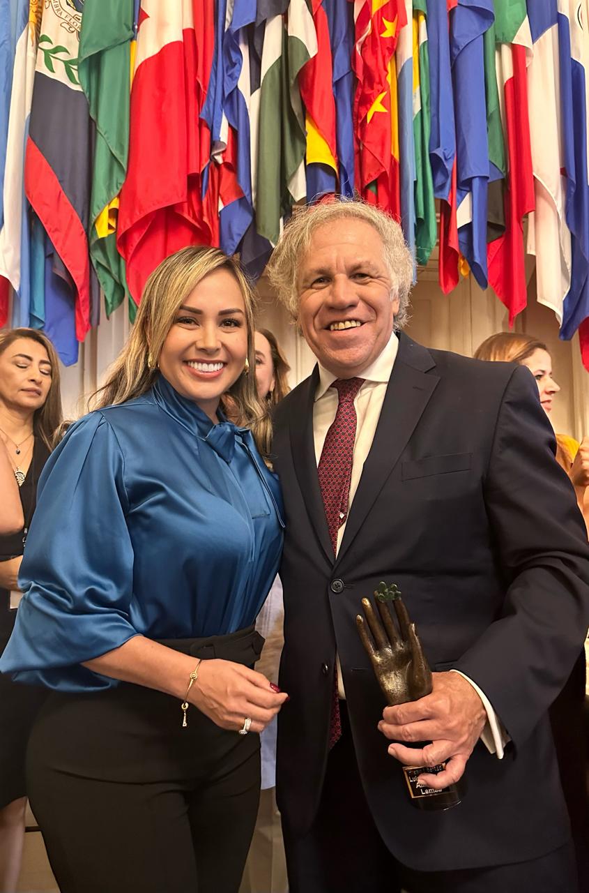 Johana Aranda junto a Luis Almagro, secretario general  de la OEA. 