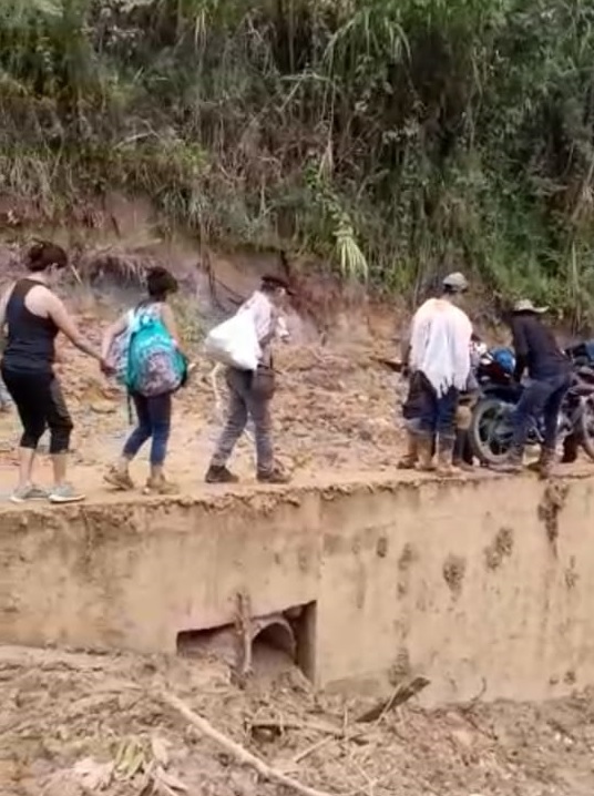 Captura de video suministrado / EL NUEVO DÍA En San Antonio los viajeros tuvieron que hacer ‘equilibrio’ para esquivar el lodo y poder llegar a sus destinos.