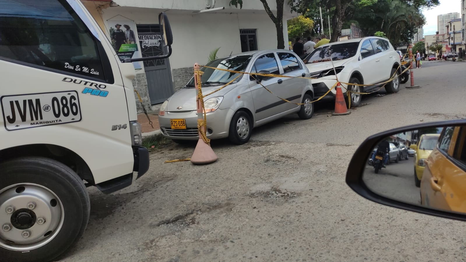 Al carro robado lo llevaron a donde el latonero y al frente, según versiones, vive el dueño. 