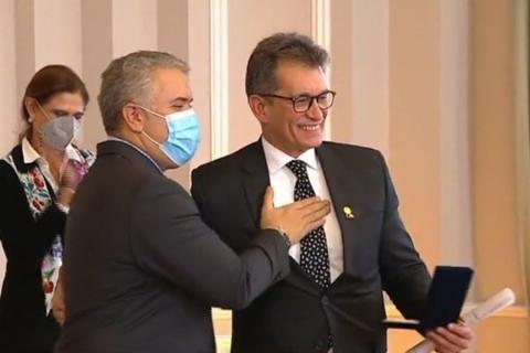 El presidente de Colombia, Iván Duque, le entregó la Orden al Mérito Comercial al tolimense Javier Díaz, presidente de Analdex Colombia. Este es un reconocimiento por sus 35 años de trabajo y dedicación en pro de exportadores y del comercio exterior de Colombia.  