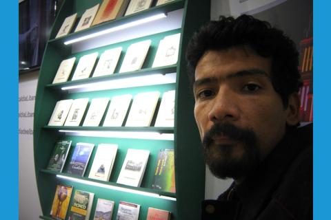 Desde los 15 años Rusvelt inició su carrera literaria.