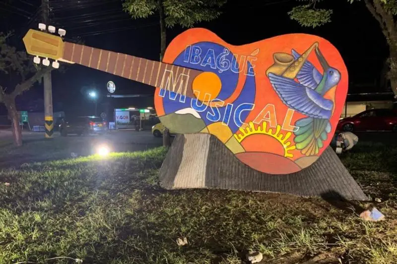 Imagen de una escultura en la ciudad de Ibagué de una guitarra con colores vivos como el naranja, azul, amarillo y verde. Esta imagen se utiliza para complementar un blog sobre gotas de cbd en Ibague.