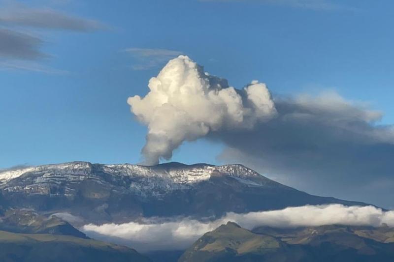 Con inmensa fumarola: así amaneció hoy el Volcán Nevado del Ruiz, en video