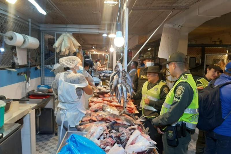 Se les fue hondo a famosas pescaderías en la plaza de la 28 y la 14: les decomisaron el pescado