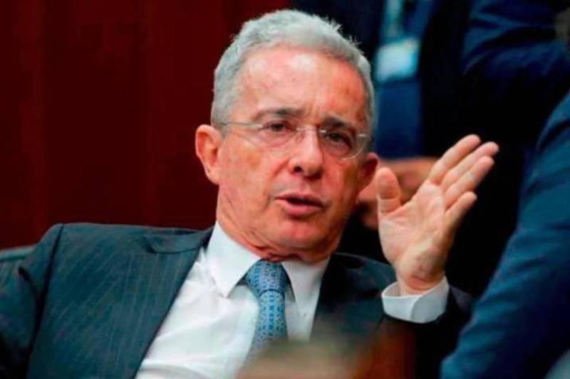 Alvaro Uribe clebera la reducción de la jornada laboral