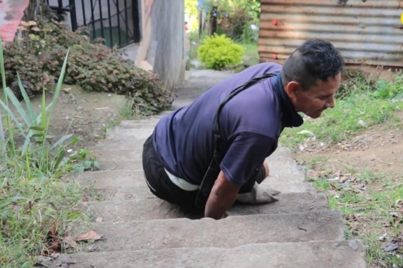 Carlos, el ibaguereño que debe arrastrarse por la ciudad debido a su condición: necesita ayuda