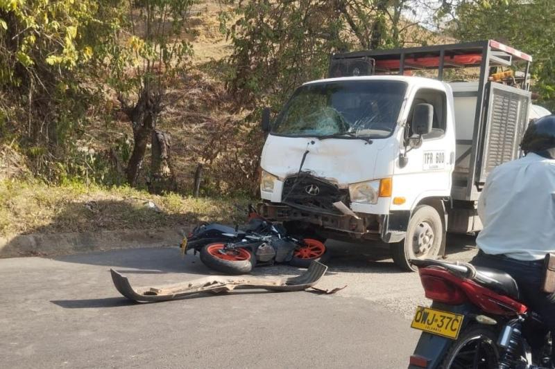 Julián, el militar de 23 años que murió en el Tolima: chocó en su moto contra un camión