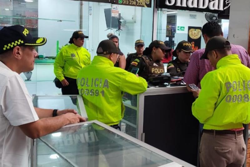 Allanaron tienda de celulares en famoso centro comercial de Ibagué: tenían 150 móviles robados