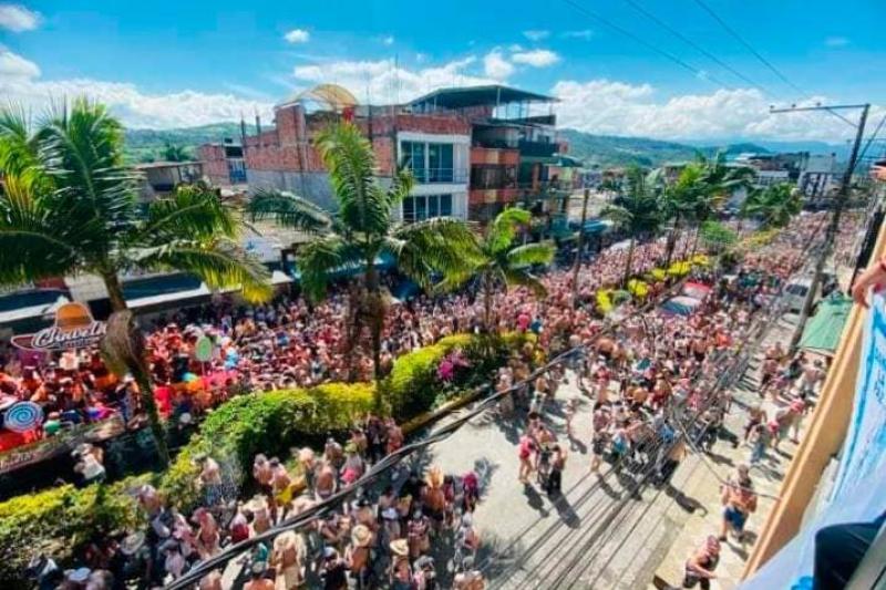 Video: En batalla campal terminó un carnaval en querido municipio, ¡llovieron puños y botellas!