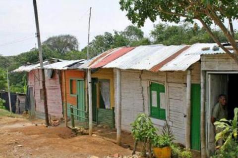 El barrio está ubicado en la comuna Ocho. 