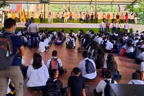 Estudiantes y padres de familia llegaron a primera hora de la mañana a los colegios.