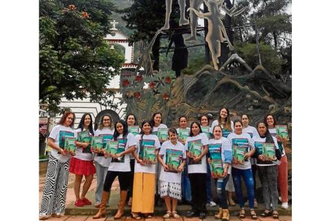  Mujeres del corregimiento Gaitania posan frente al monumento de Gaitania, cuya pieza mide 12 metros. 