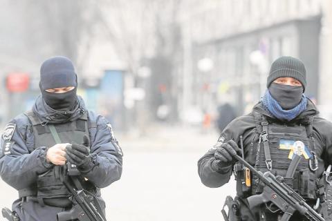  Policías ucranianos patrullan la Plaza de la Independencia de Kiev. v. Ucrania convirtió ayer el día de la temida invasión rusa, según informes occidentales, en una fiesta de unidad nacional.