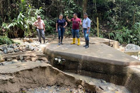  Las autoridades hicieron un trabajo de inspección por la quebrada El Tejar.