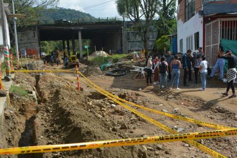  La comunidad señaló que la presencia de trabajadores es mínima y que al paso que van será muy difícil que se acabe la obra. Al lugar arribó el Secretario de Infraestructura para hablar con la comunidad.