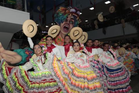 Desfiles, reinas, fiestas, baile, música y conciertos, liderarán la agenda de actividades durante este puente festivo.