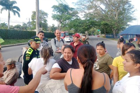 Cerraron vía principal por falta de agua en barrio de Ibagué