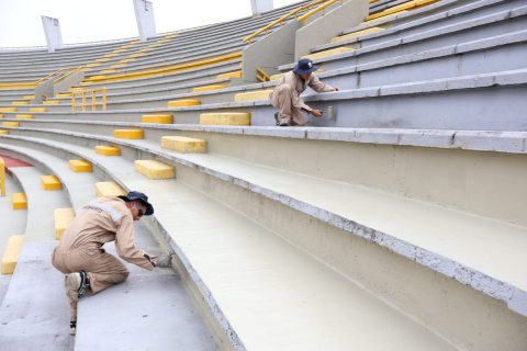 Operarios realizan labores de pintura en las tribunas del estadio Manuel Murillo Toro. 