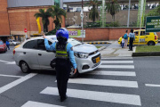 Motociclista intentó huir de agente de tránsito y terminó atropellándolo