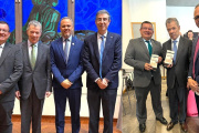 Jonh Jairo Méndez Arteaga, Vicerrector de Investigación-Creación, Proyección y Extensión Social de la Universidad del Tolima, junto a Juan Manuel Santos, Nobel de Paz y Omar Mejía, rector de la UT.