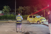 Colisión entre un taxi y una motocicleta en el barrio los Arrayanes.